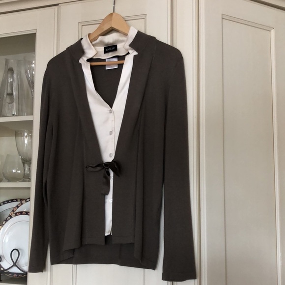 Basler cardigan with removable silk bib. - Picture 9 of 10